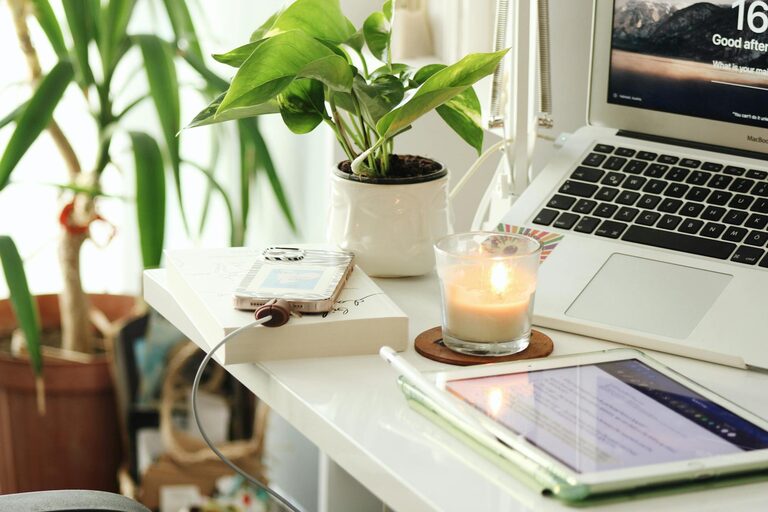 Simple Tips for Creating a Cozy and Productive Home Office Space